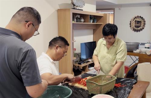贝西国际创始人兼董事长，为何在印尼公寓里带头剁辣椒？